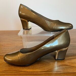 Soft Style Deanna Gold Memory Foam Square Heel 2.25” Pumps sz 9W Mobwife Wedding